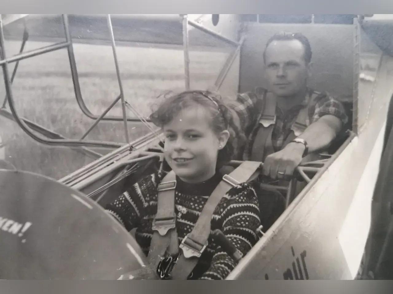 Karl Weiser mit einer Schülerin in einem kleinen Flugzeug