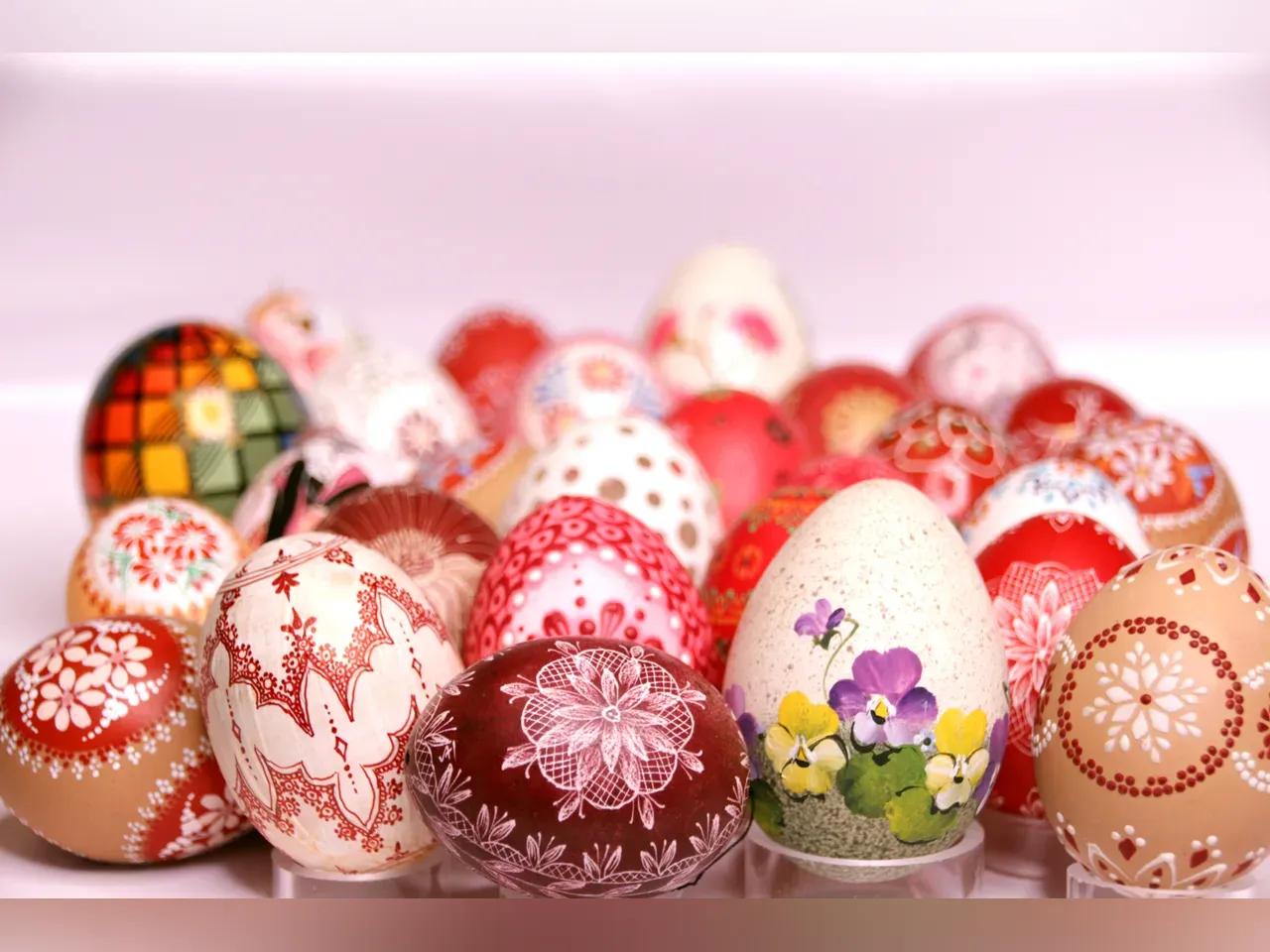 verschieden farbig gestaltete Ostereier