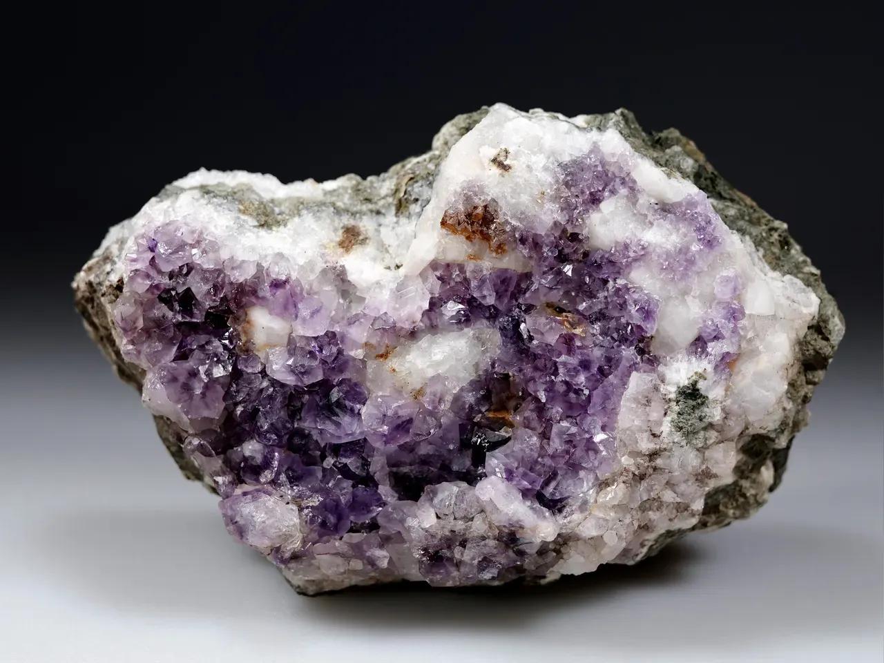Mineral: Lila-violette Amethyst-Kristalle mit weißem Calcit vom Limberg (Melaphyr-Steinbruch), südlich von Pößneck, Thüringen, Deutschland