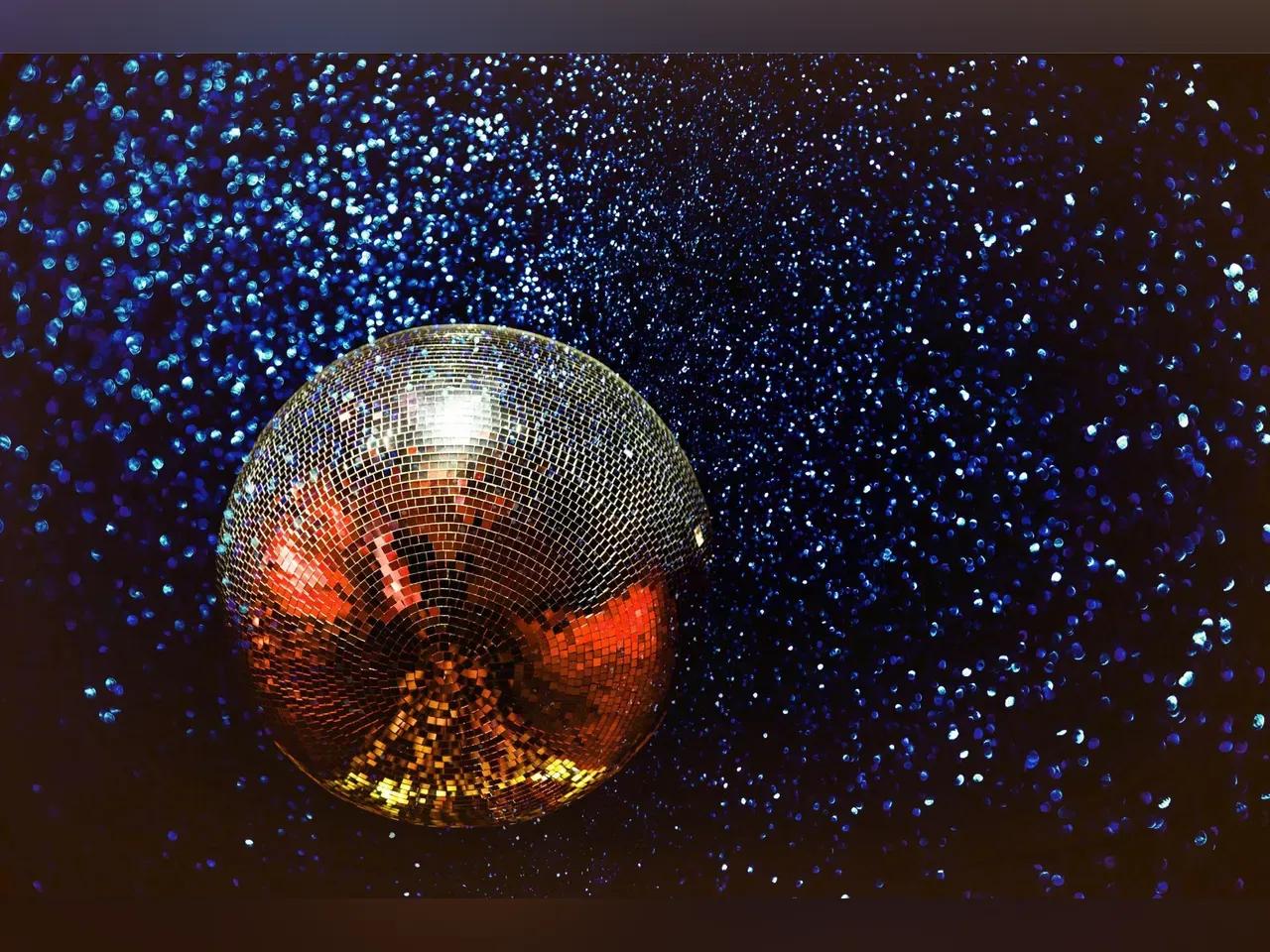Discokugel und Glitzer an der Decke