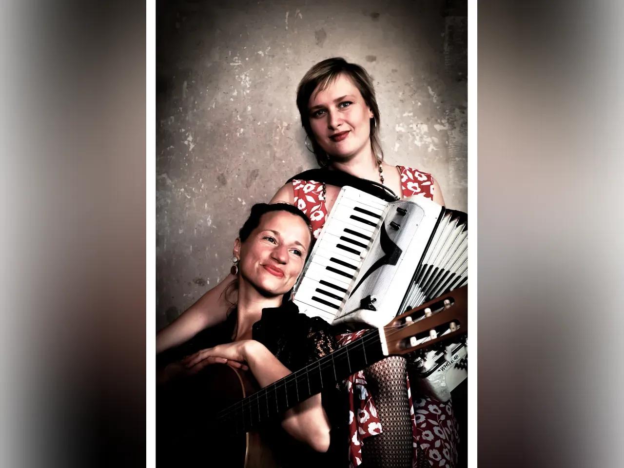 Das Duo Les Amoureuses mit Gitarre und Akkordeon