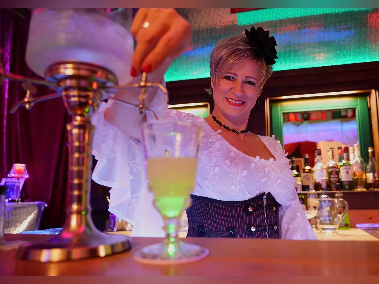 absinthnacht-mit-burlesqueshow-in-der-spielerspelunke-jpg