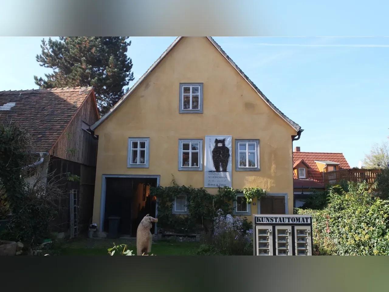 Außenansicht der Galerie Huber & Treff mit Kunstautomat im Vordergrund