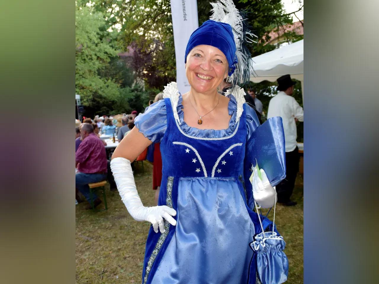 Als historische Persönlichkeit Gräfin Sarah-Sophie kostümierte Stadtführerin