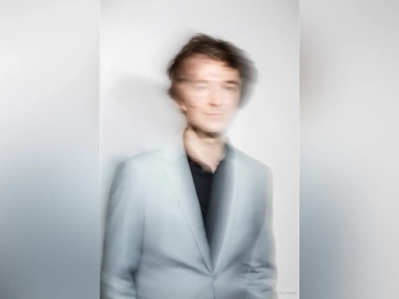 Fotografie von Stefan Nagler im Anzug mit verwischtem Effekt