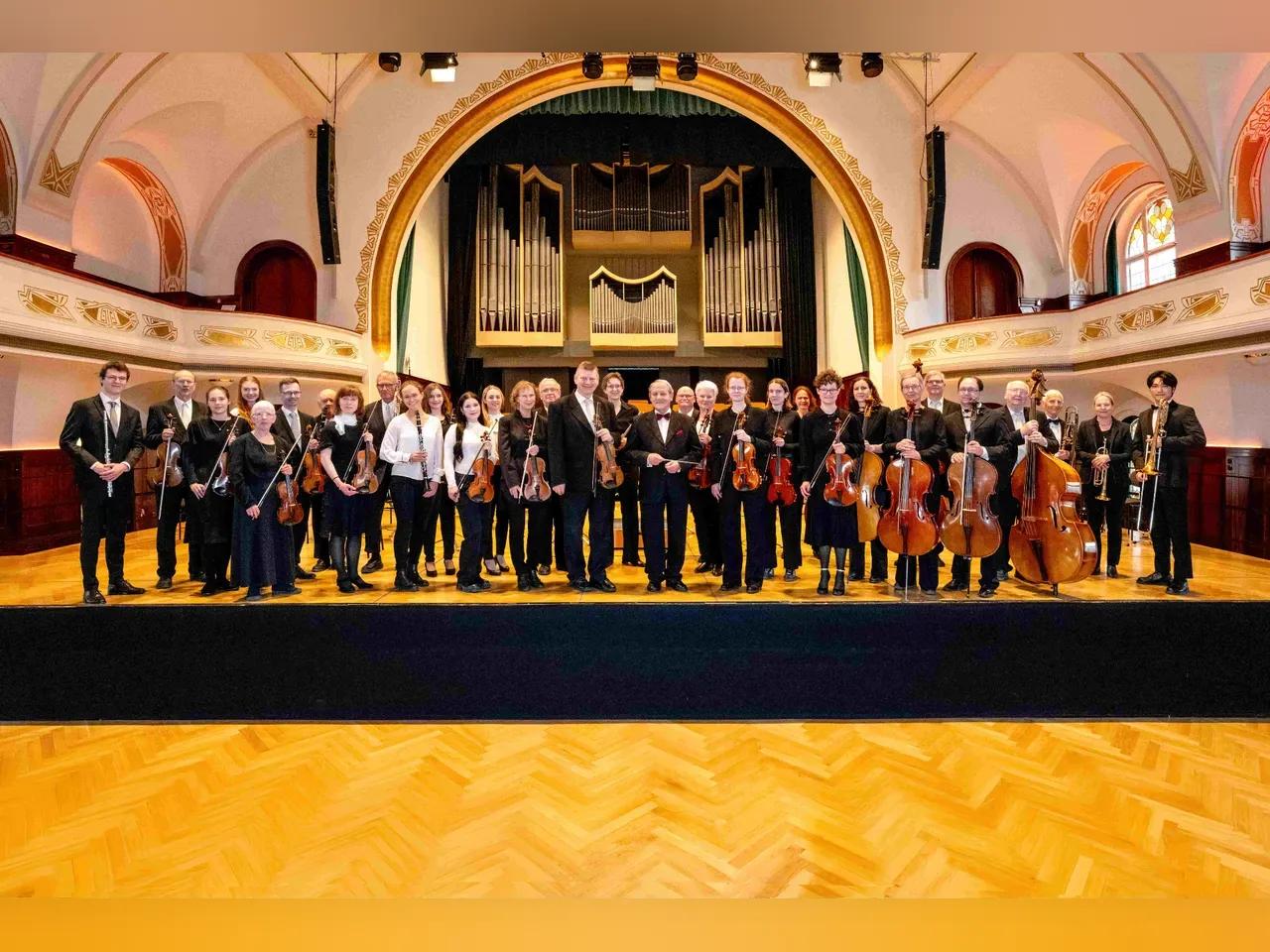 Gruppenfoto Sinfonieorchester Carl Zeiss Jena auf der Bühne des Volkshaus Jena