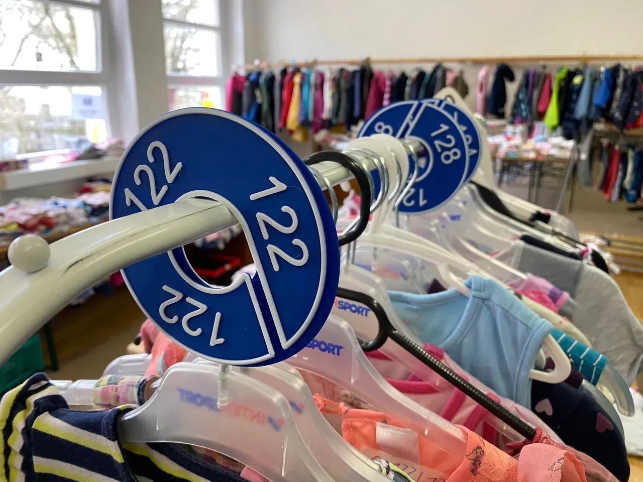 Kleiderständer mit Kindersachen beim Kleider- und Spielzeugbasar der "Kita Abenteuerland"