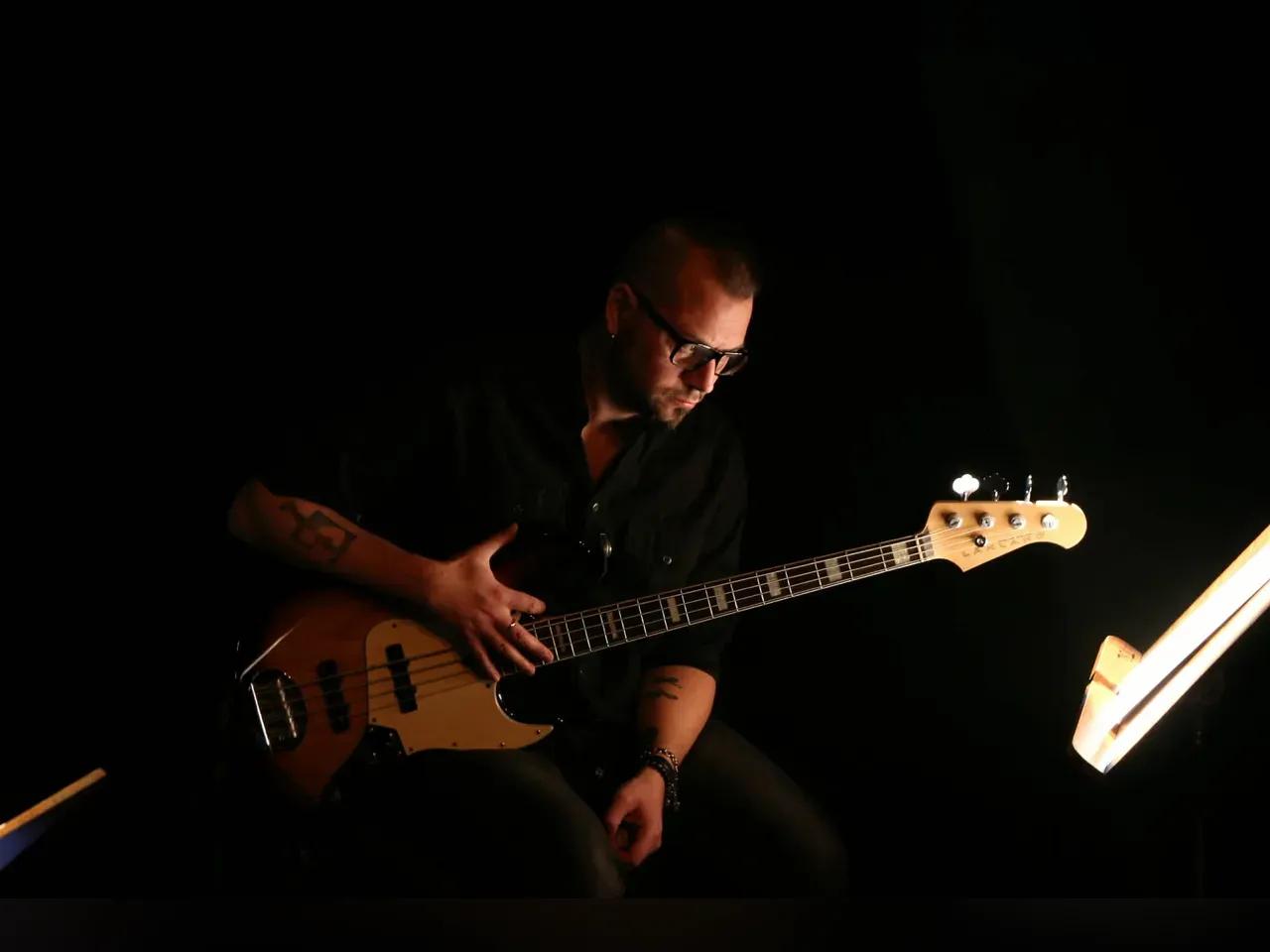 Serhii Radzetskyi im schwarzen Hemd mit seiner Bassgitarre