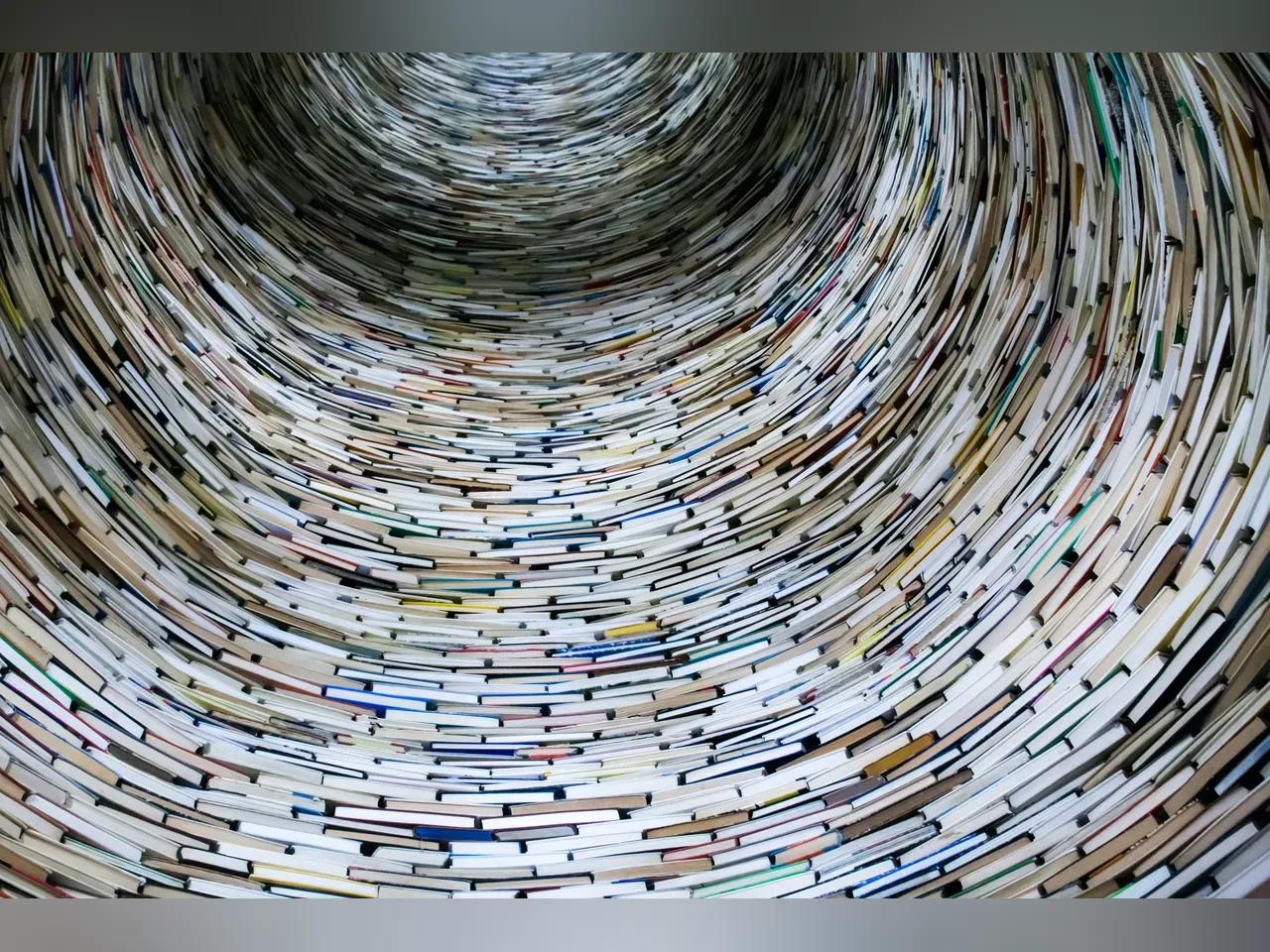 Ein Strudel aus Büchern, in den man hinein sieht