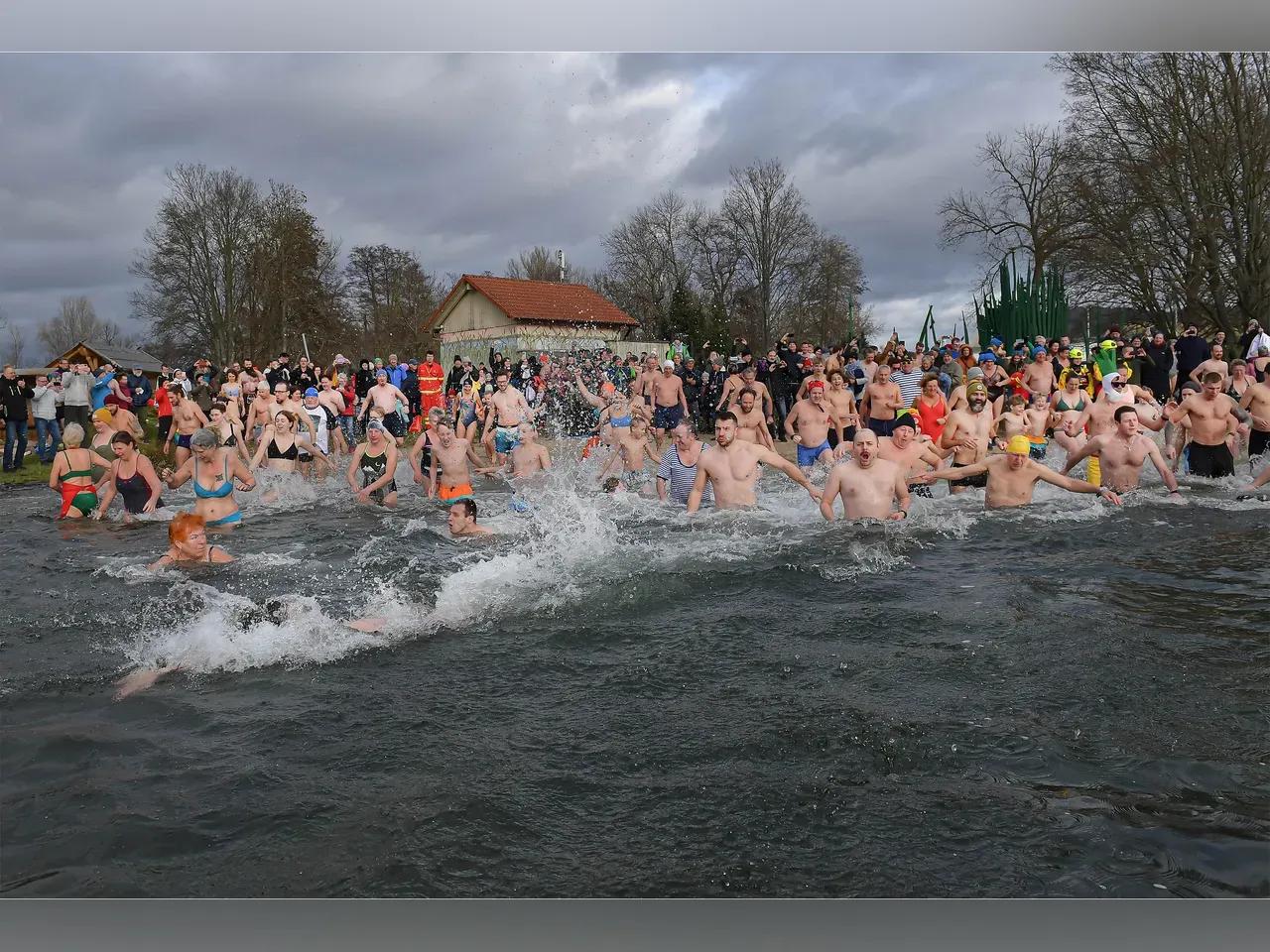 Schwimmer:innen stürzen sich zum Neujahrsschwimmen ins Jenaer Südbad