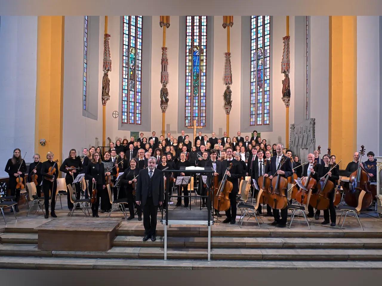 Akademische Orchestervereinigung und Universitätschor musizieren in der Jenaer Stadtkirche