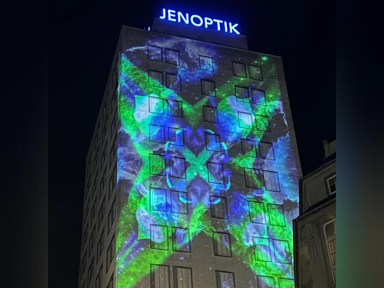 Video-Installation auf der Fassade des Jenoptik-Hochhauses in Jena