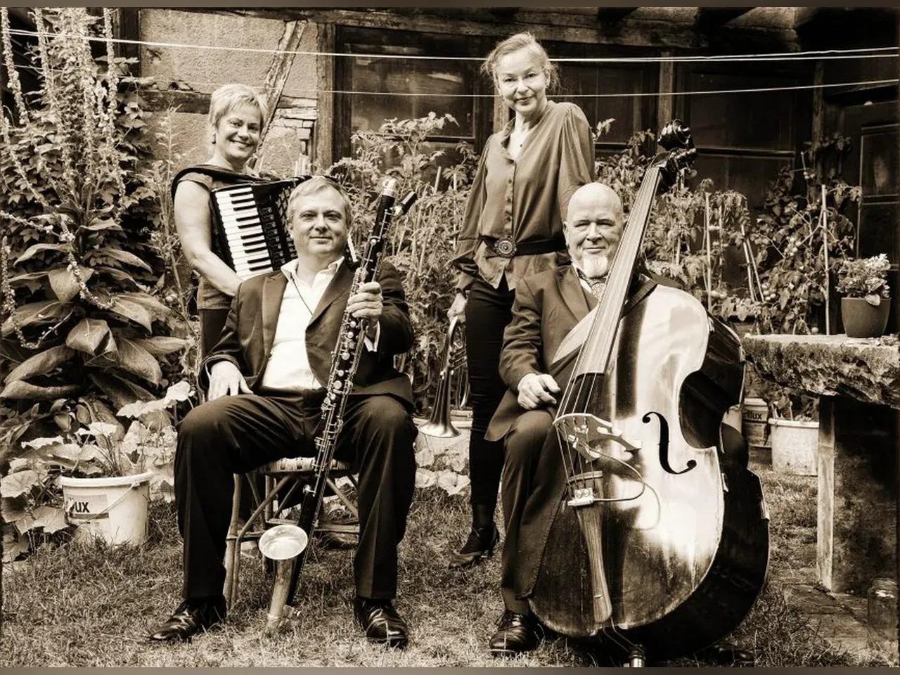 Bandmitglieder von par-ci, par-là mit ihren Instrumenten in einem Garten, auf dem Bild liegt ein Sepia-Filter