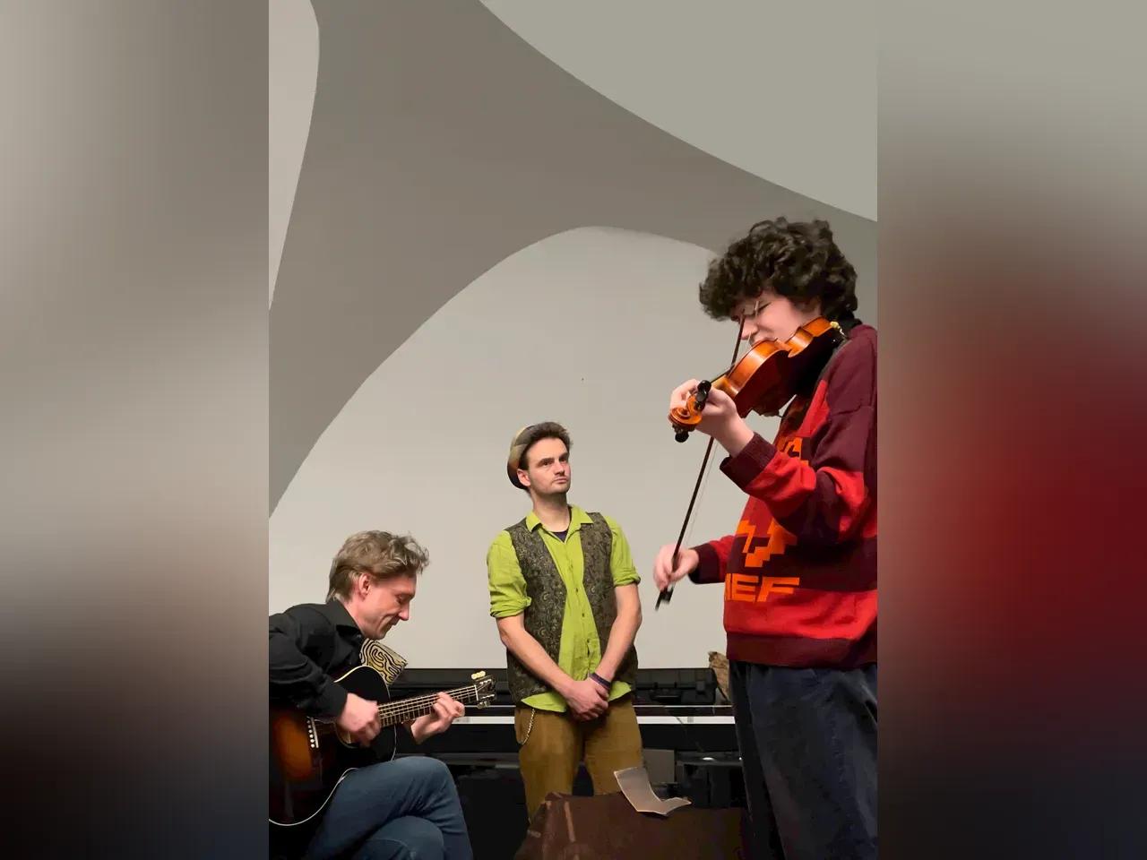 Die Musiker Gabriel und Martin von Bergamon und Roland Hille