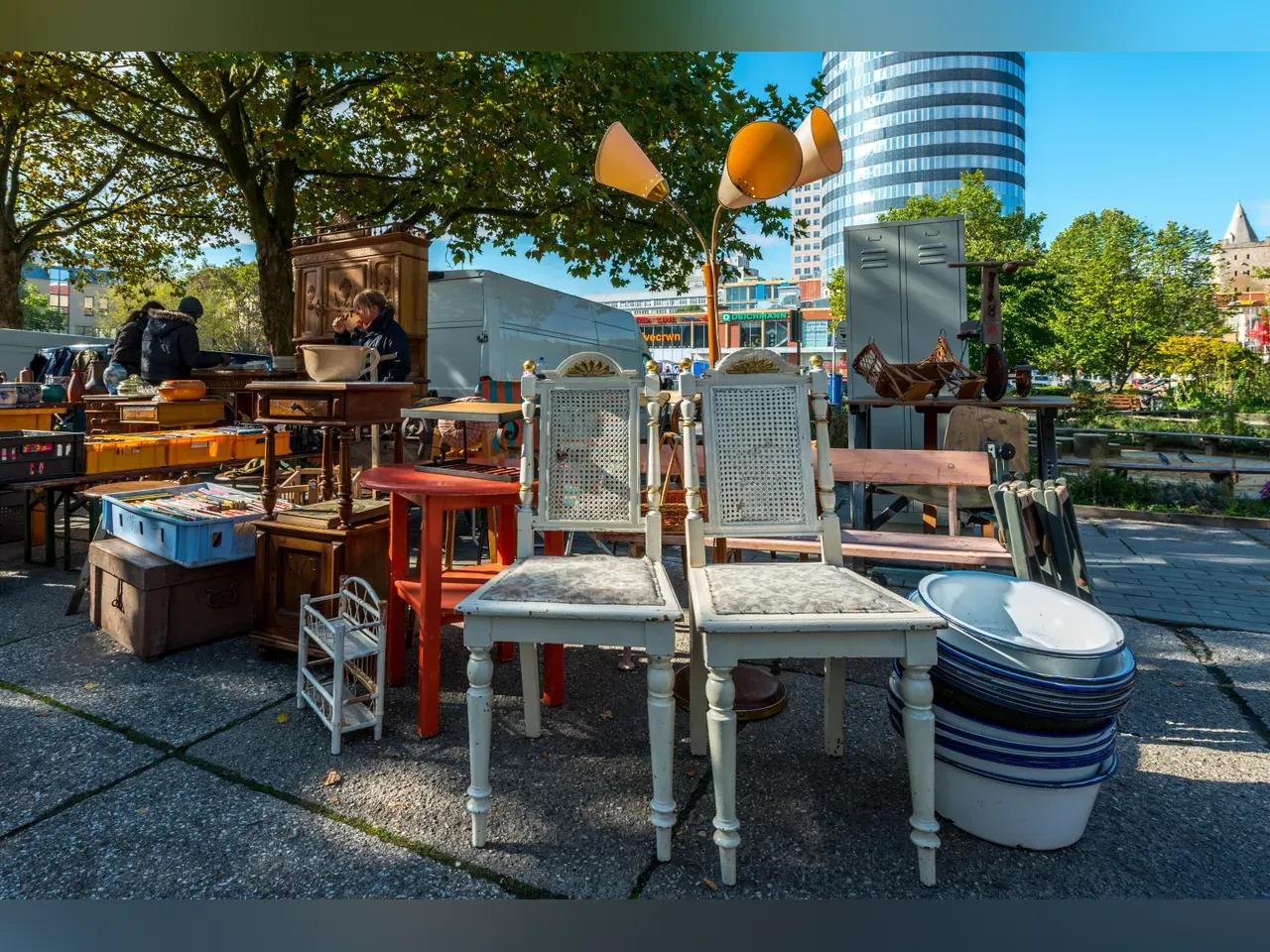 Stand mit alten Stühlen, Lampen und weiteren Möbelstücken