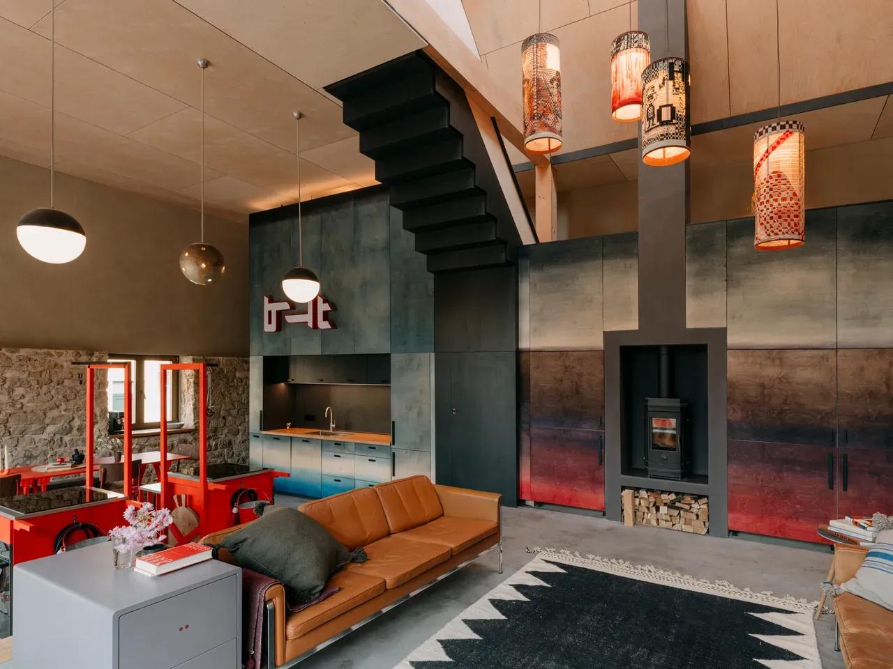 Luxuriöser Raum mit Kamin, Ledersofas und Kunstgegenständen