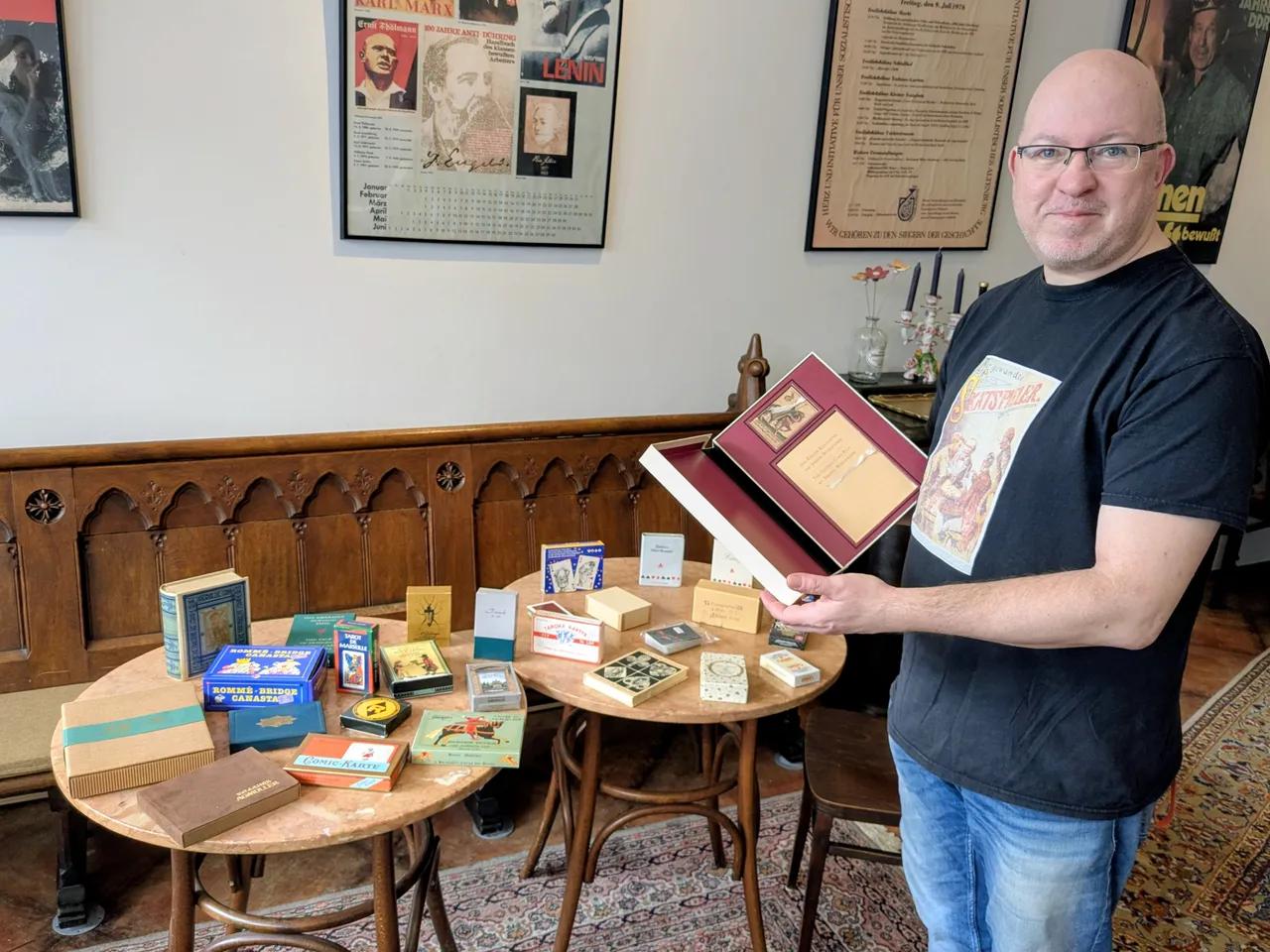 Claus Osche mit antiquarischen Spielkarten
