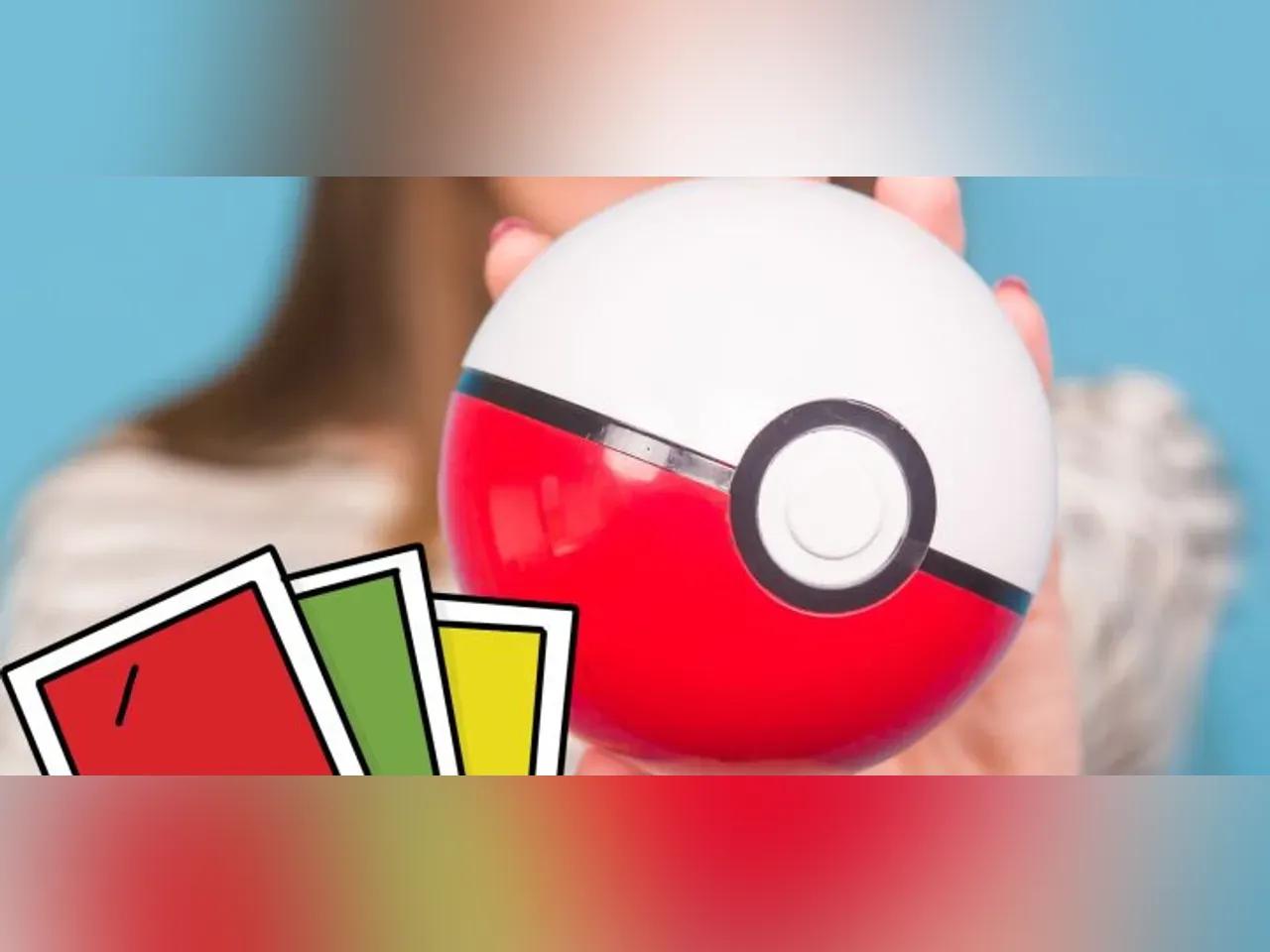 Eine Frau hält einen Pokéball