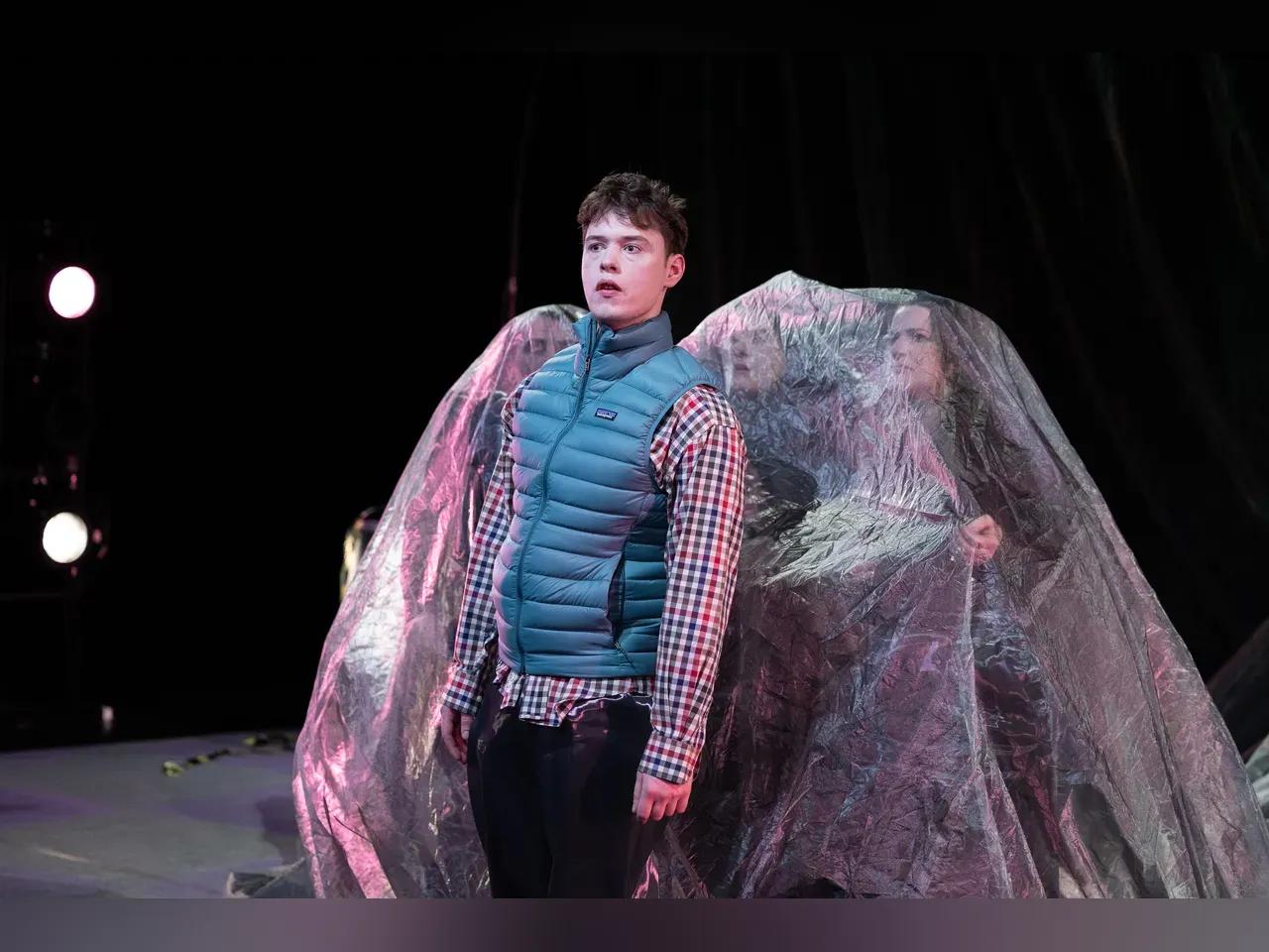 %E2%80%9Egl%C3%BCckliche_menschen%E2%80%9C_im_Vordergrund_Gast-Schauspieler_Josa_Leonard_Butschkau__Foto_Ronny_Ristok_