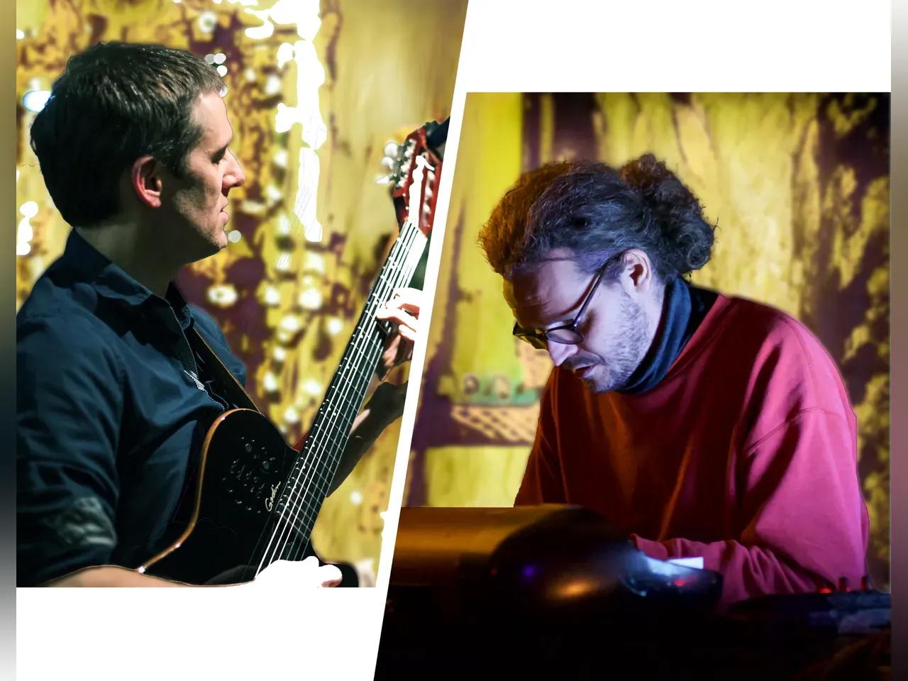 Zeri Männer - einer mit Gittare, der andere trägt Zopg, Brille und sitzt am Klavier
