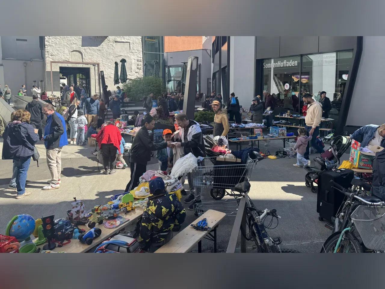 Besucher:innen an den Ständen ides Kinderflohmarkts im Sonnenhof Jena