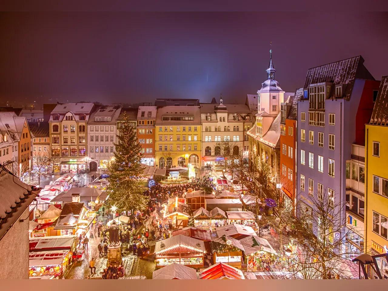 Vogelperspektive auf den weihnachtlich und mit Ständen geschmückten Jenaer Marktplatz zu Zeiten des Jenaer Weihnachtsmarktes