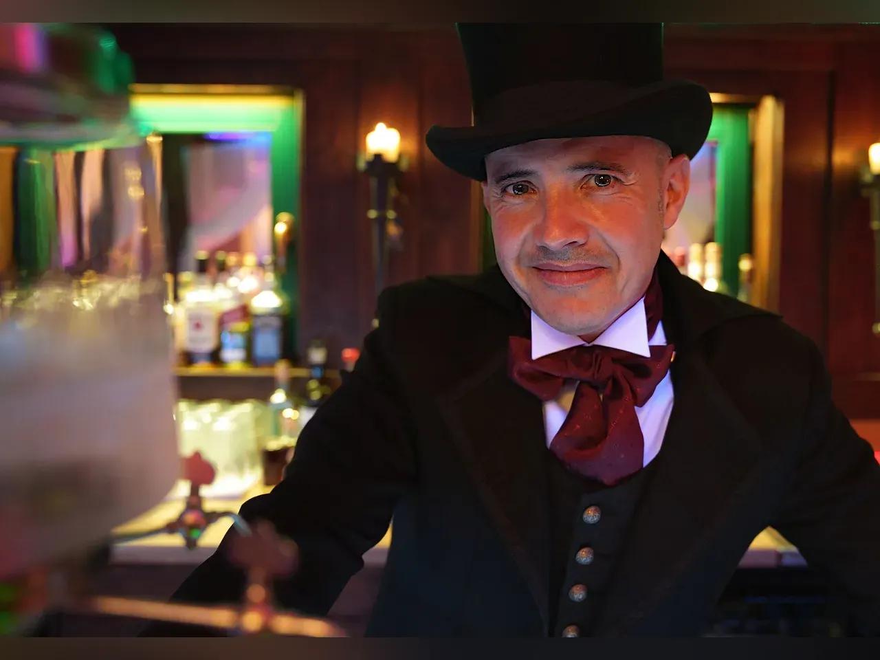 maitre-dabsinthe-zur-absinthnacht-mit-burlesqueshow-in-der-spielerspelunke-jpg