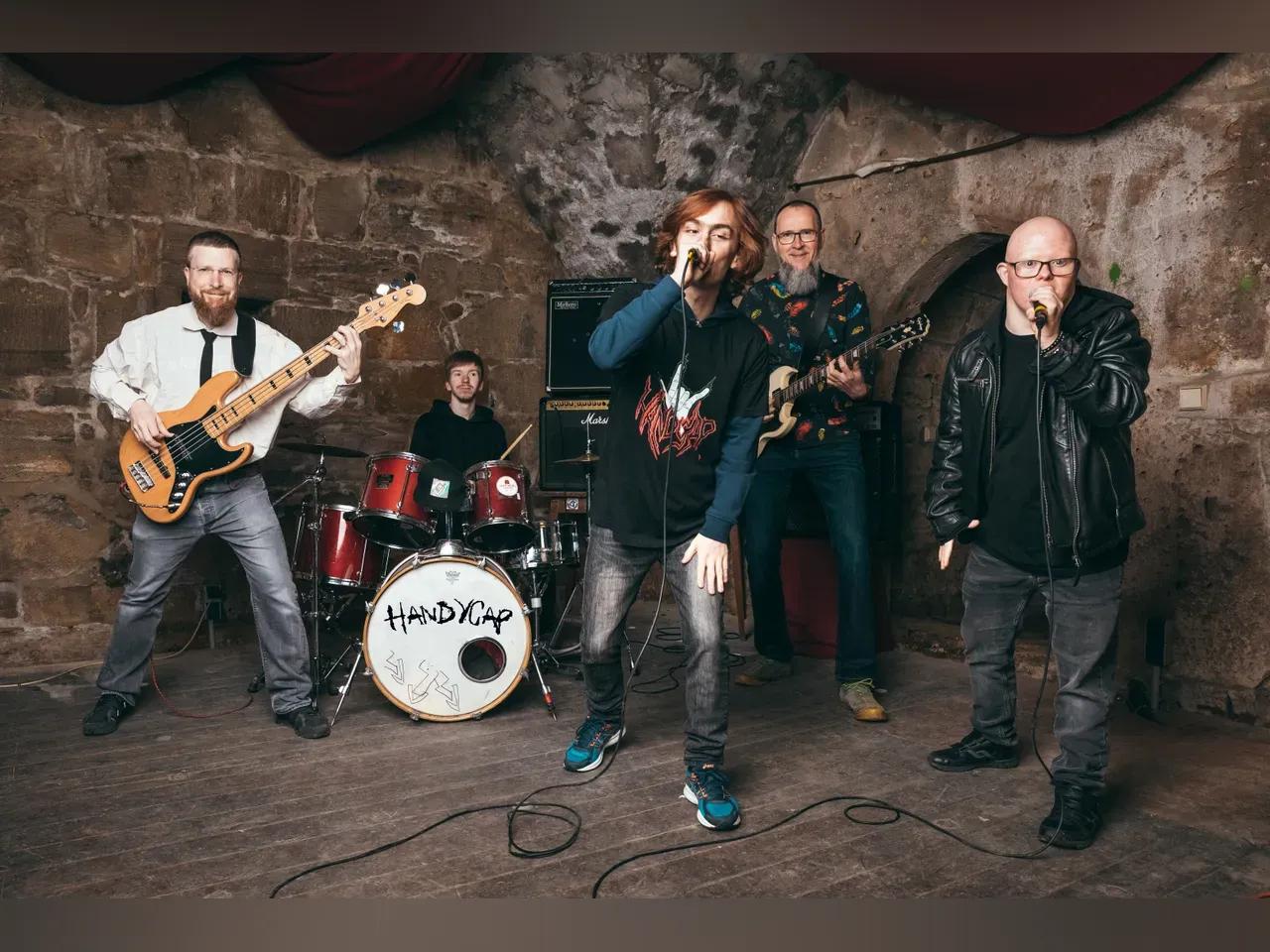 Bandmitglieder von HandyCap spielen in einem Kellergewölbe