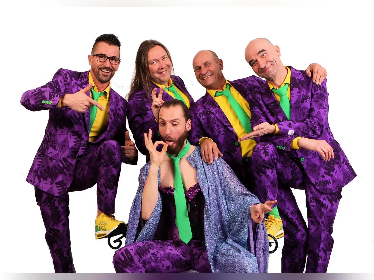 Die 5 Miglier der Band Tänchentee - alle targen lilafarbene Samtanszüge, gelbe Hemden und grüne Krawatten