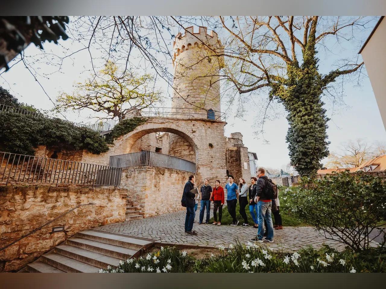 Gruppe vor dem Pulverturm