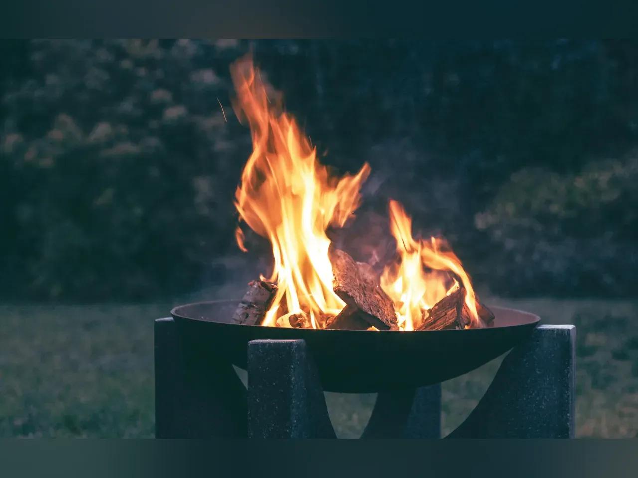 Brennendes Feuer in einer Feuerschale