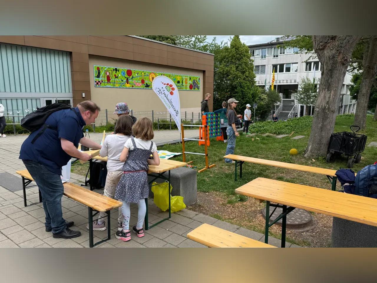 Kinder an Bierbänken und beim Spielen