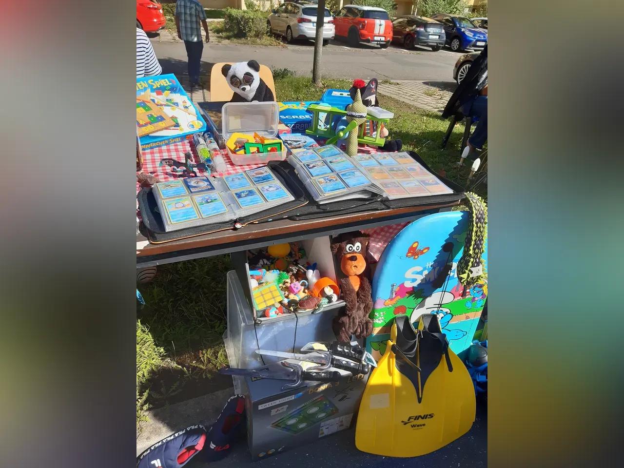 Trödelmarktstand mit Spielzeug und Sammelalben