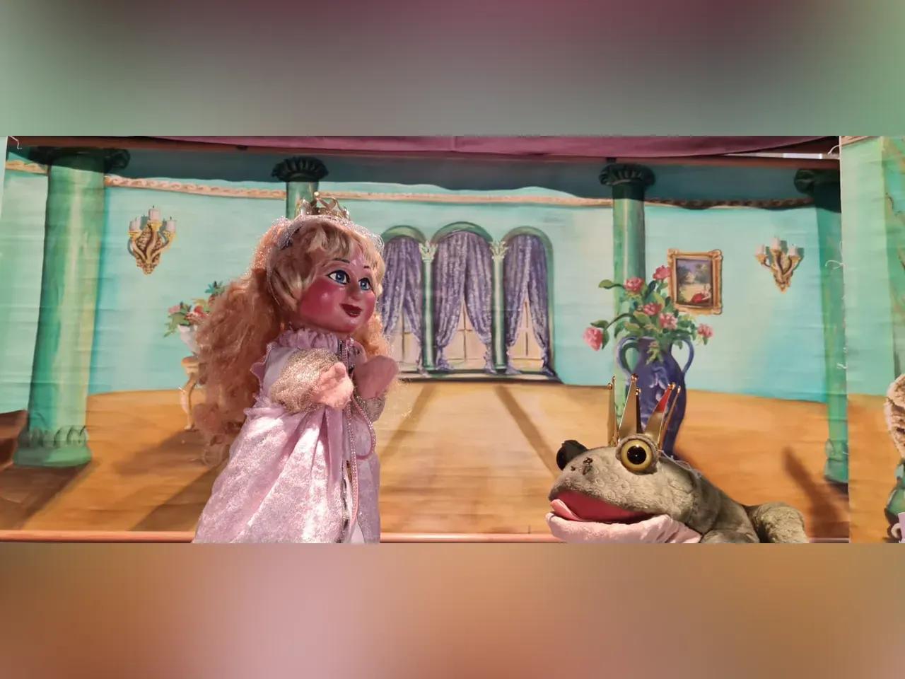 Szene aus Puppentheater Froschkönig