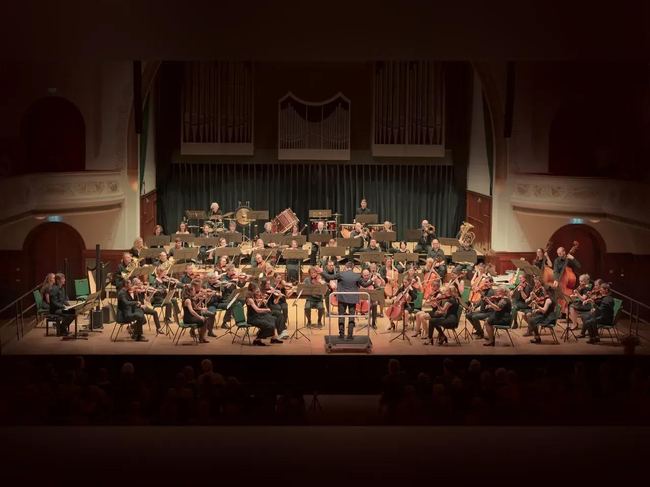 Freies Orchester Jena auf der Bühne des Volkshaus Jena
