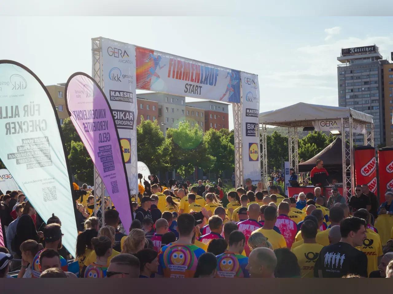 viele Menschen versammeln sich im Startbereich