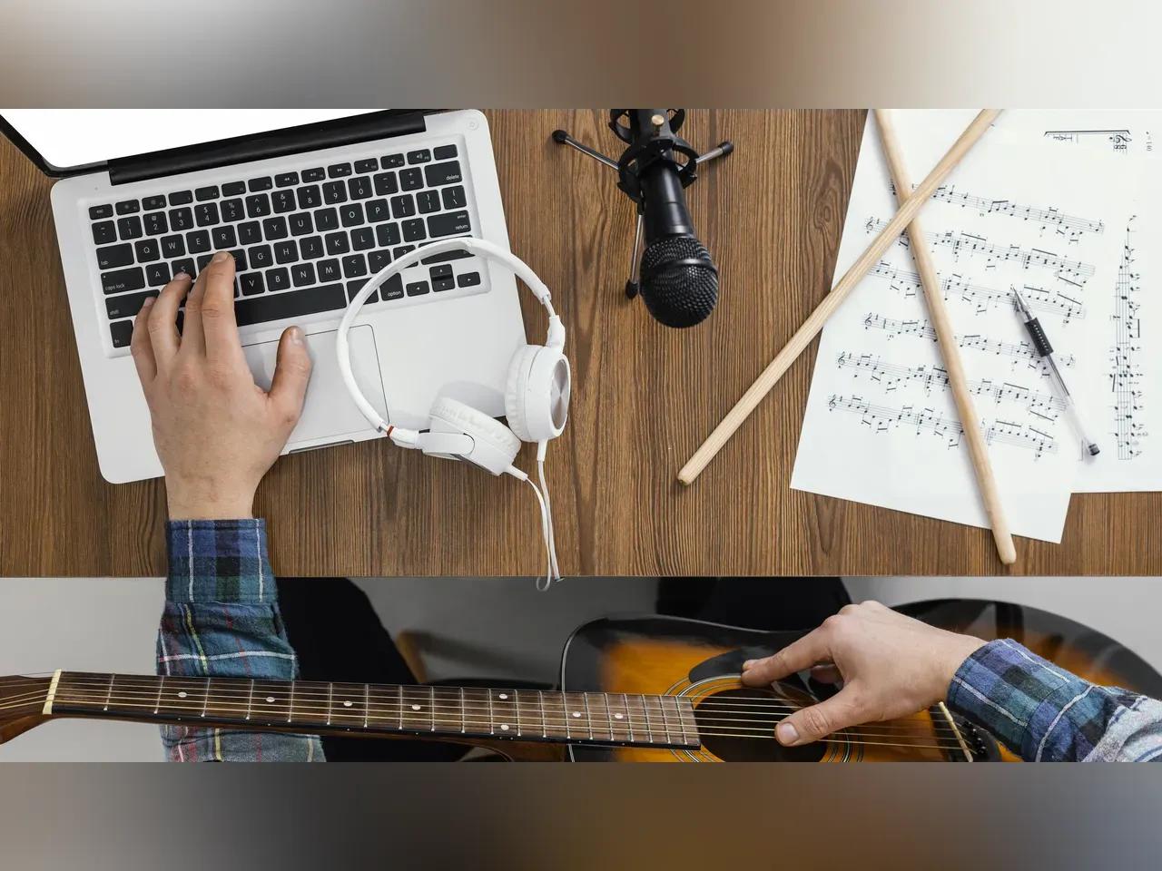 Laptop mit Person, welche eine Gitarre hält.