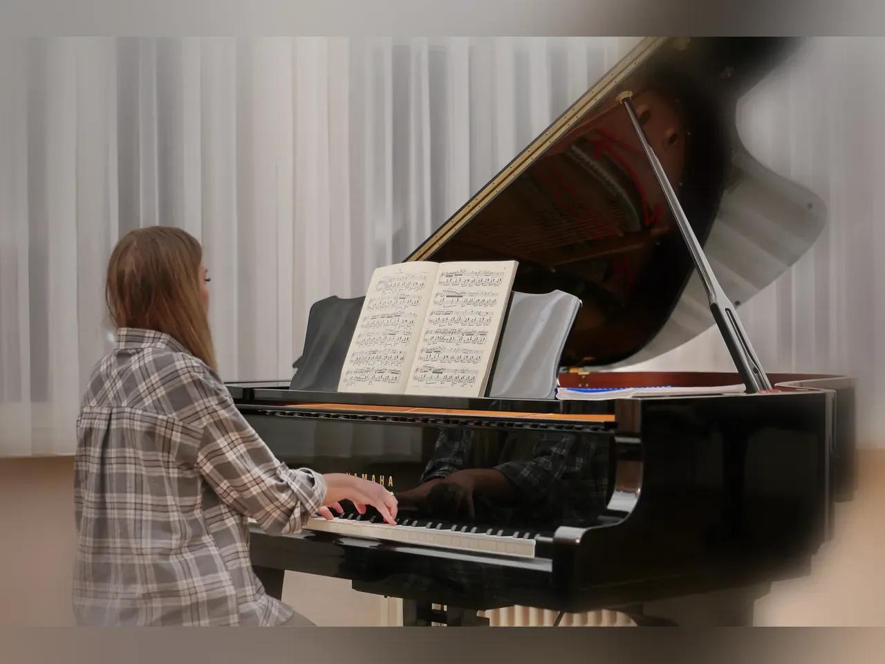 eine Klaviersolistin am Yamaha-Flügel