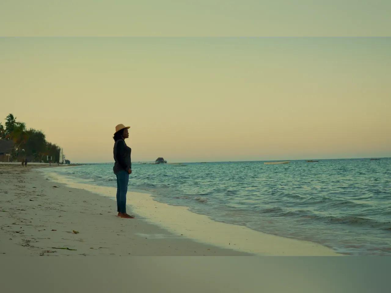 Silhouettte eines Menschen am Strand
