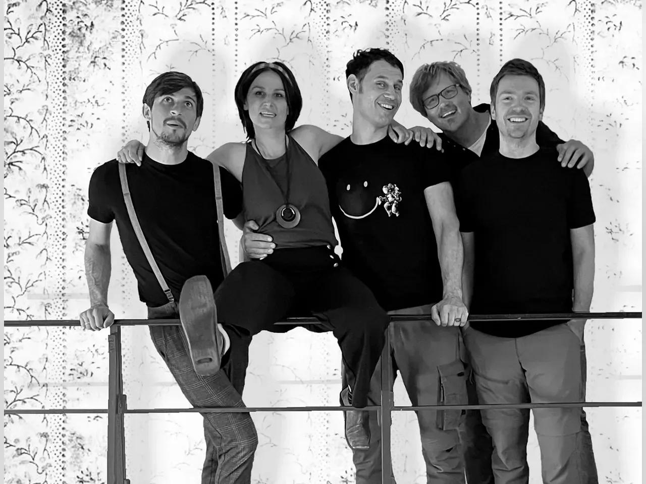 Schwarz-Weiß-Foto der Band