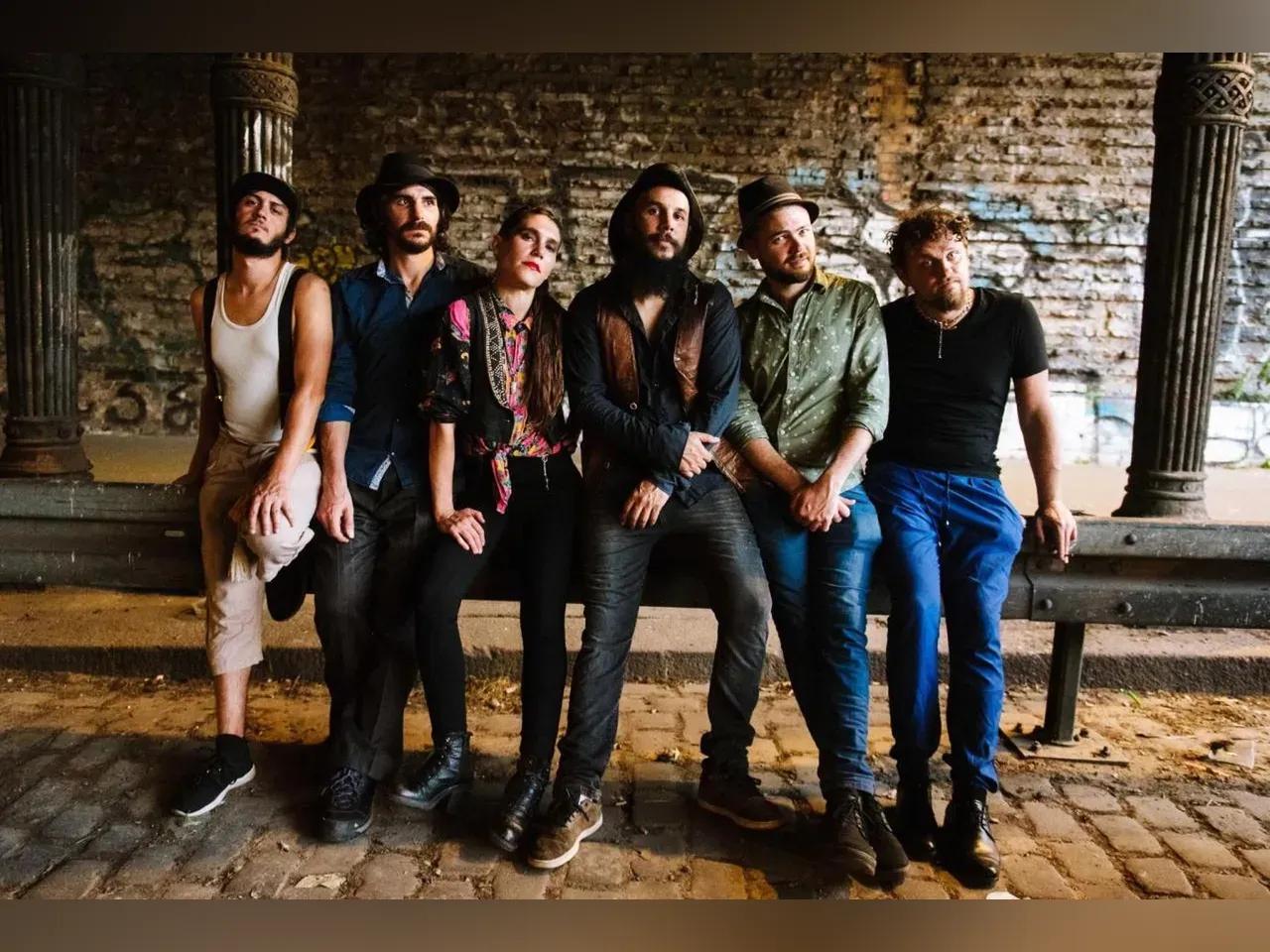 Die Mitglieder der Band sietzen nebeneinander