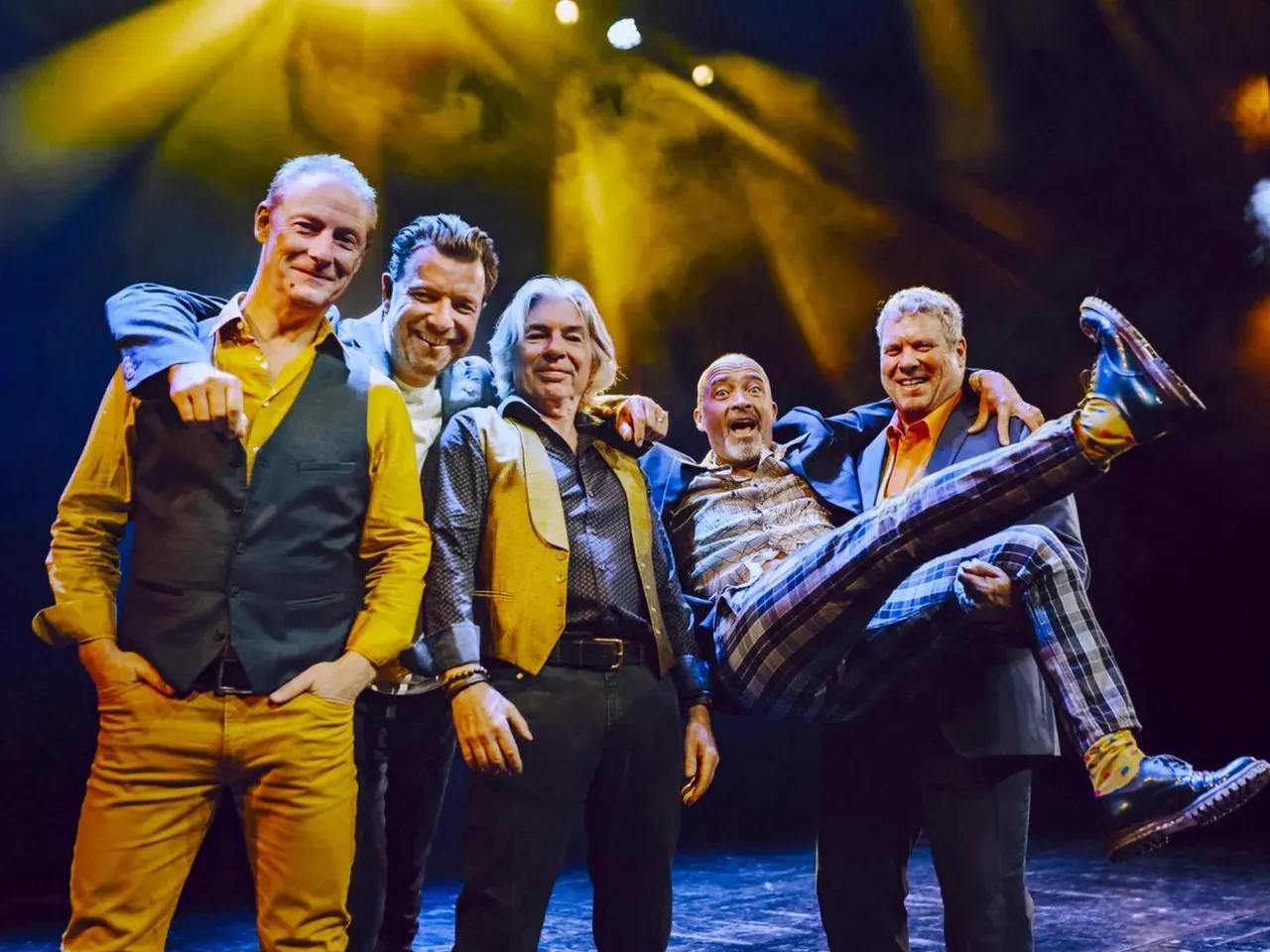 Gruppenfoto der Band auf der Bühne