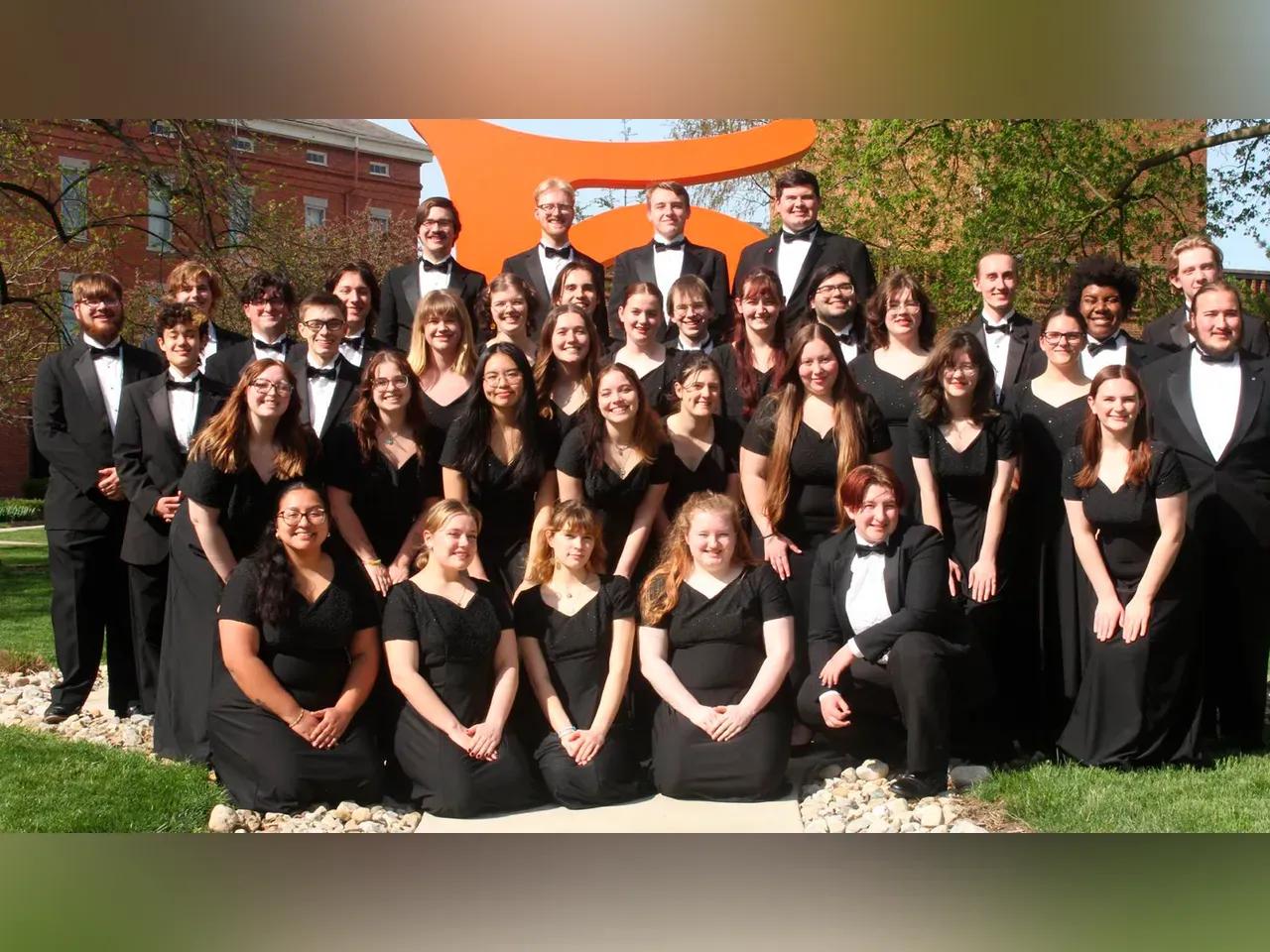 Mitglieder des Heidelberg University Choir Ohio in Smokings und Abendkleidern