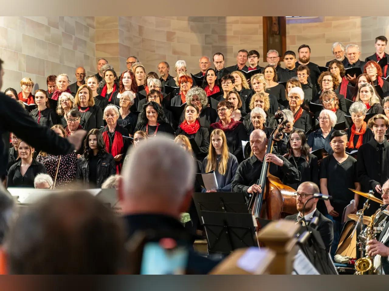 Ein Chor und ein Orchester spielen in einer Kirche