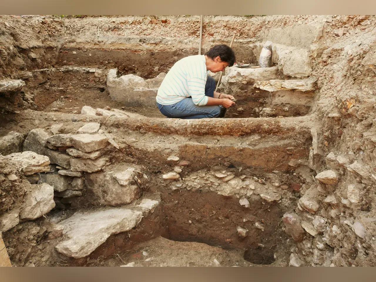 Grabung 2015: Freilegung ehemaliger Hofhorizonte auf dem Grundstück Jenergasse 2. Quelle: Dr. Matthias Rupp, Stadtverwaltung Jena, Untere Denkmalschutzbehörde.