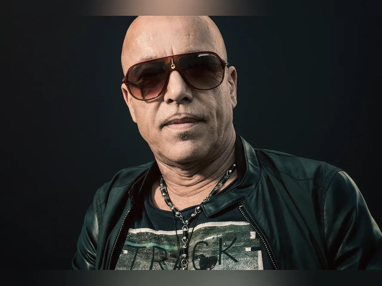 Toni Krahl mit Sonnenbrille vor schwarzem Hintergrund