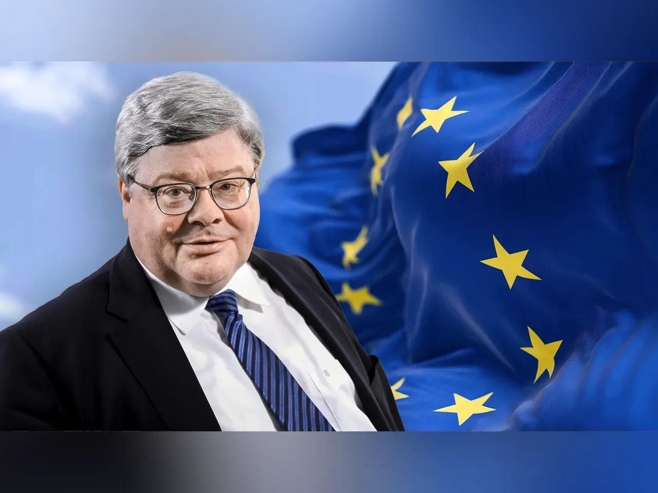 Reinhard Bütikofer vor einer EU-Fahne