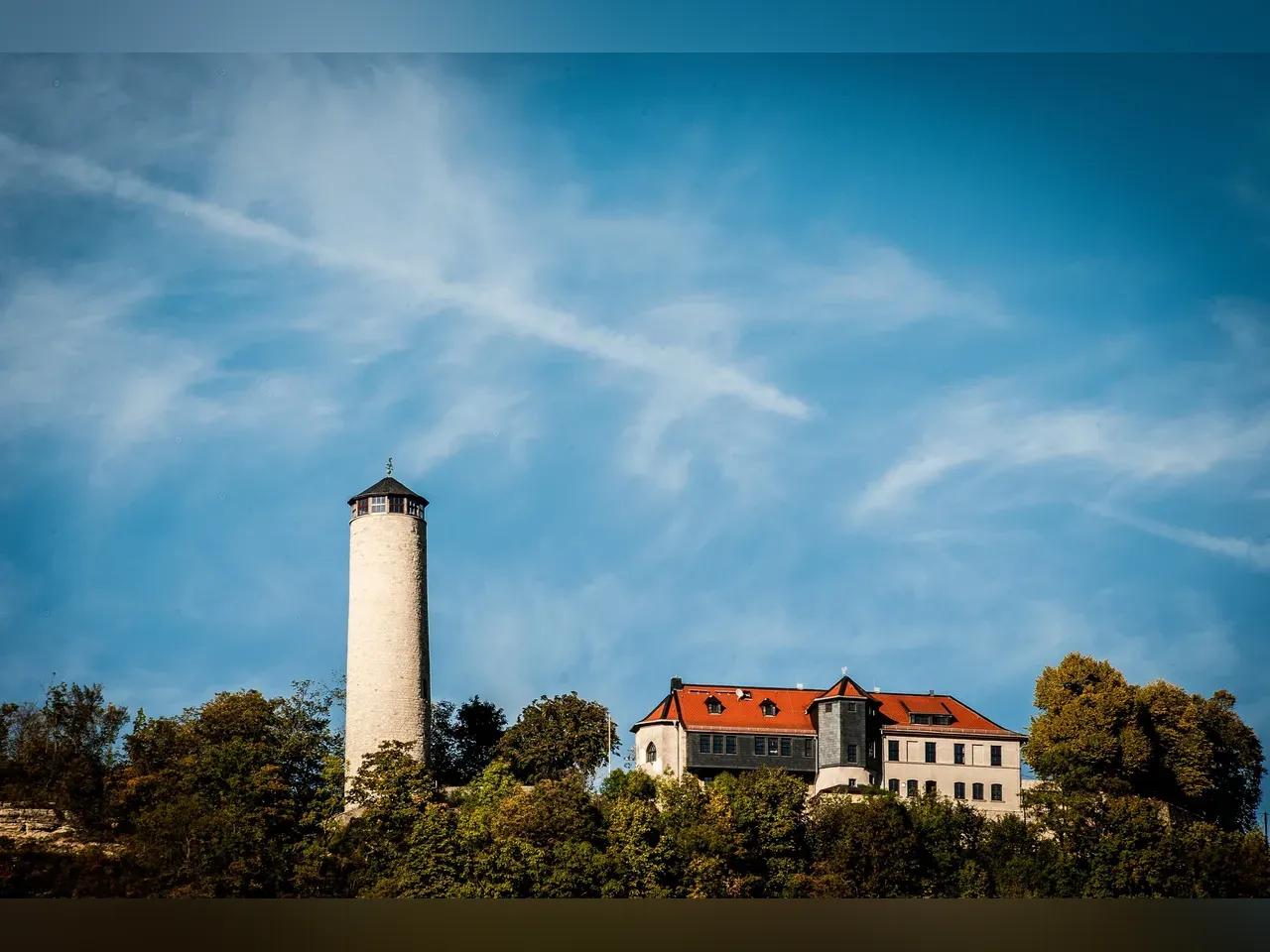 Blick auf den Fuchsturm vor blauem Himmel