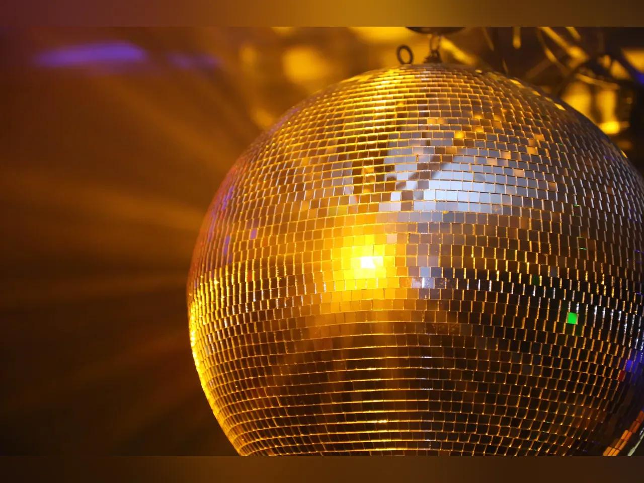 Diskokugel mit goldenem Licht