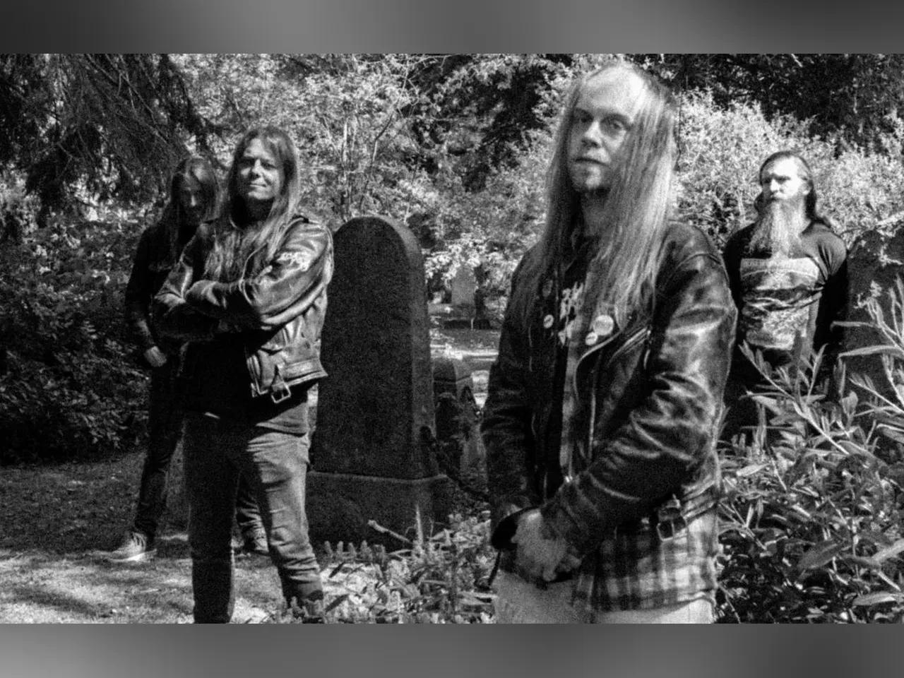 Schwarz-weiß Foto einer Band, die auf einem Friedhof posiert